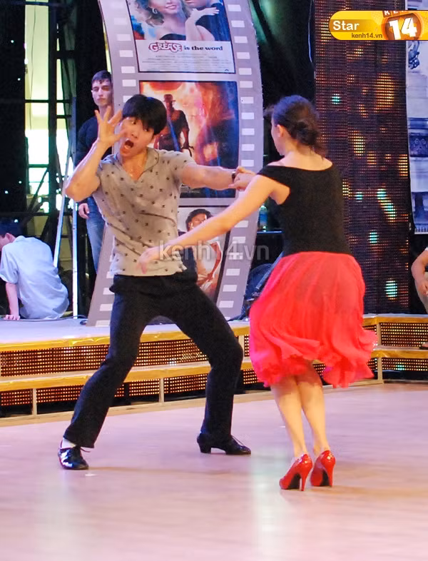 Mắt chữ a mồm chữ o.