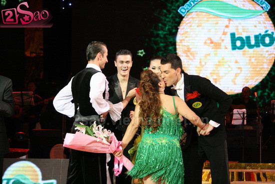 Hay... hôn khi phải chia tay chương trình. Xem thêm: Trương Nam Thành hôn ngực bạn diễn trên sân khấu? / Minh Hằng kề môi hôn thật bạn diễn bước nhảy hoàn vũ / Anh Thư: 'Teodor hôn tôi hoàn toàn ngoài kế hoạch' Hay... hôn khi phải chia tay chương trình. Xem thêm: Trương Nam Thành hôn ngực bạn diễn trên sân khấu? / Minh Hằng kề môi hôn thật bạn diễn bước nhảy hoàn vũ / Anh Thư: 'Teodor hôn tôi hoàn toàn ngoài kế hoạch'