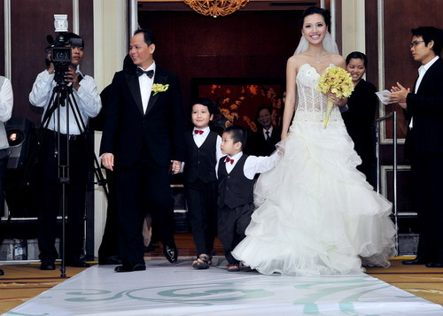 Là một siêu mẫu đang lên, Huỳnh Thanh Tuyền bất ngờ lên xe hoa với tiến sĩ Nguyễn Quang Minh - ông chủ của Cát Tiên Sa.