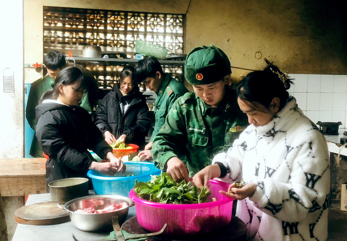 Tết đến, 3 cô con gái nuôi tíu tít trở về Đồn Biên phòng Phó Bảng, cùng các “bố nuôi” tất bật sửa soạn, chuẩn bị đón một năm mới. Ảnh: NVCC. Tết đến, 3 cô con gái nuôi tíu tít trở về Đồn Biên phòng Phó Bảng, cùng các “bố nuôi” tất bật sửa soạn, chuẩn bị đón một năm mới. Ảnh: NVCC.