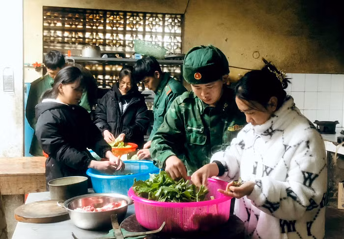 Tết đến, 3 cô con gái nuôi tíu tít trở về Đồn Biên phòng Phó Bảng, cùng các “bố nuôi” tất bật sửa soạn, chuẩn bị đón một năm mới. Ảnh: NVCC.