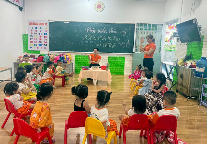 Nguồn kinh phí thực hiện phổ cập giáo dục mầm non bao gồm ngân sách nhà nước, nguồn vốn xã hội hóa giáo dục và các nguồn vốn huy động hợp pháp khác. (Ảnh minh họa: Mộc Trà) GDVN_KCN.jpg