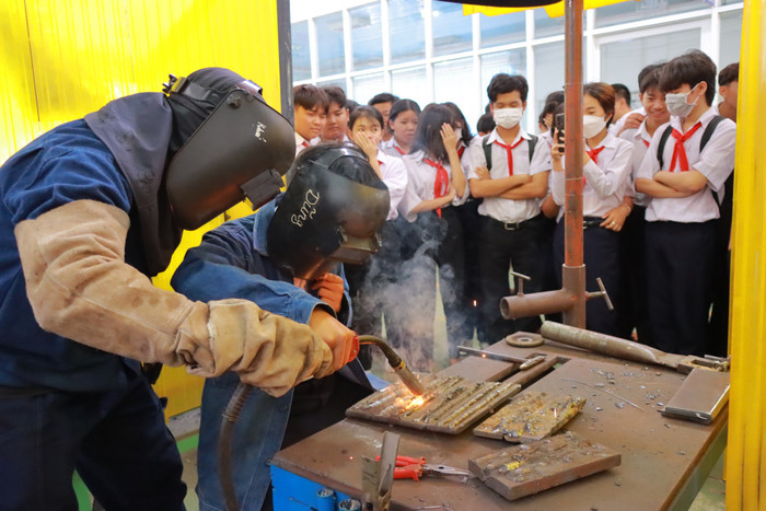 Học sinh lớp 9 Trường Trung học cơ sở Bưng Riềng (huyện Xuyên Mộc) tham quan hướng nghiệp và trải nghiệm thực tế tại Trường Cao đẳng Kỹ thuật Công nghệ Bà Rịa - Vũng Tàu. Ảnh: NVCC. Học sinh lớp 9 Trường Trung học cơ sở Bưng Riềng (huyện Xuyên Mộc) tham quan hướng nghiệp và trải nghiệm thực tế tại Trường Cao đẳng Kỹ thuật Công nghệ Bà Rịa - Vũng Tàu. Ảnh: NVCC.