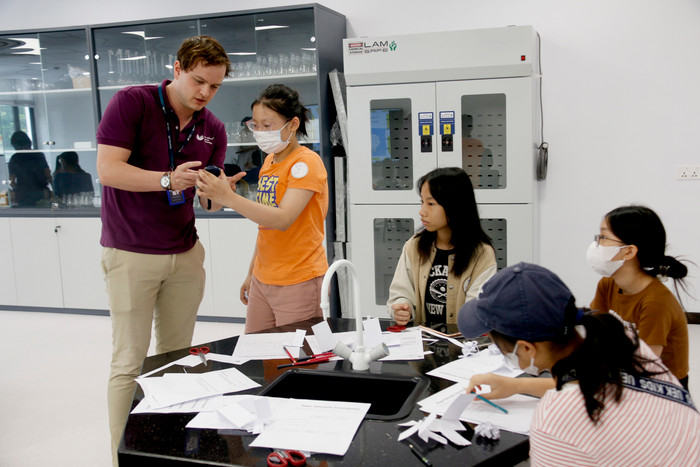 Học sinh trải nghiệm tại phòng Thí nghiệm Khoa học. Học sinh trải nghiệm tại phòng Thí nghiệm Khoa học.
