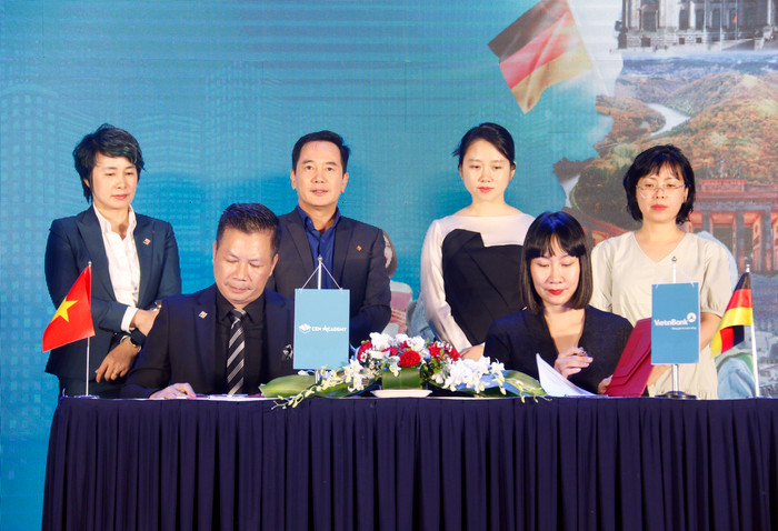 Lễ ký kết thỏa thuận hợp tác chiến lược giữa Cen Academy và VietinBank. Lễ ký kết thỏa thuận hợp tác chiến lược giữa Cen Academy và VietinBank.