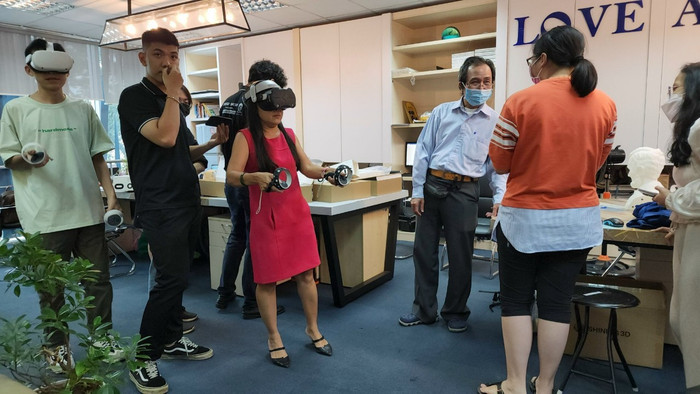 Sinh viên được hướng dẫn sử dụng kính VR để ứng dụng vào quy trình làm game và phim hoạt hình thực tế ảo. Ảnh: NVCC.