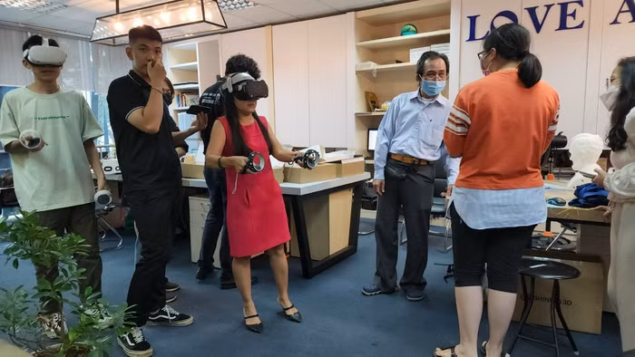 Sinh viên được hướng dẫn sử dụng kính VR để ứng dụng vào quy trình làm game và phim hoạt hình thực tế ảo. Ảnh: NVCC.