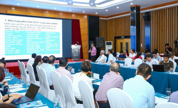 Các đại biểu theo dõi tham luận tại Diễn đàn. Các đại biểu theo dõi tham luận tại Diễn đàn.