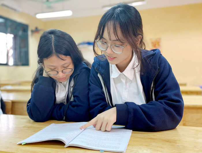 Hai nữ sinh Phùng Ngọc Hà (bên phải) và Nguyễn Khánh Vy đều rất hứng thú với giờ Toán. Hai nữ sinh Phùng Ngọc Hà (bên phải) và Nguyễn Khánh Vy đều rất hứng thú với giờ Toán.