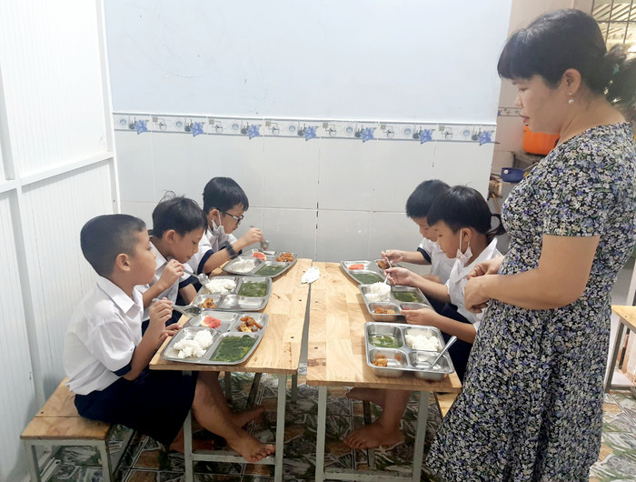 Do nhà trường không đáp ứng được nhu cầu ăn bán trú, học sinh phải ăn bán trú ngoài nhà trường. Ảnh: NTCC. Do nhà trường không đáp ứng được nhu cầu ăn bán trú, học sinh phải ăn bán trú ngoài nhà trường. Ảnh: NTCC.