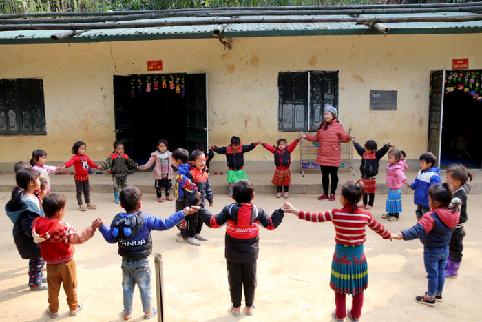 Điểm trường xa xôi, đi lại vất vả song cô Lan chưa từng vì lý do ấy mà vắng mặt buổi nào, với mong muốn học sinh của mình không quên mặt chữ.