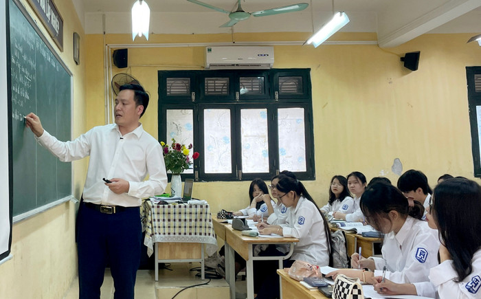 Thầy giáo Nguyễn Văn Hoàng - giáo viên Toán (Trường Trung học phổ thông Tây Hồ) trong giờ luyện tập với 48 học sinh. Thầy giáo Nguyễn Văn Hoàng - giáo viên Toán (Trường Trung học phổ thông Tây Hồ) trong giờ luyện tập với 48 học sinh.