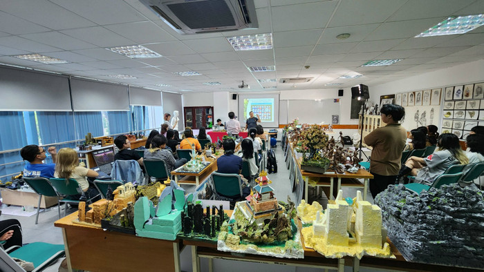 Sinh viên tham gia talkshow “Thiết kế sa bàn”. Ảnh: NVCC.