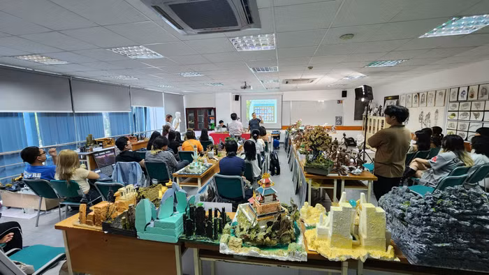 Sinh viên tham gia talkshow “Thiết kế sa bàn”. Ảnh: NVCC.