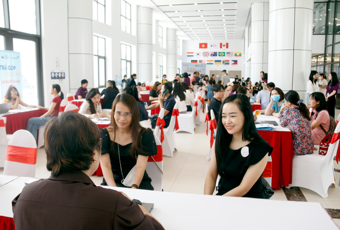 Toàn cảnh Ngày hội thông tin “Tiếp bước hành trình tương lai”. Toàn cảnh Ngày hội thông tin “Tiếp bước hành trình tương lai”.