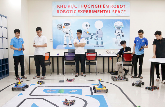Sinh viên Trường Đại học Kinh tế - Kỹ thuật Công nghiệp tại khu vực thực nghiệm robot. Ảnh: Ngân Chi. Sinh viên Trường Đại học Kinh tế - Kỹ thuật Công nghiệp tại khu vực thực nghiệm robot. Ảnh: Ngân Chi.