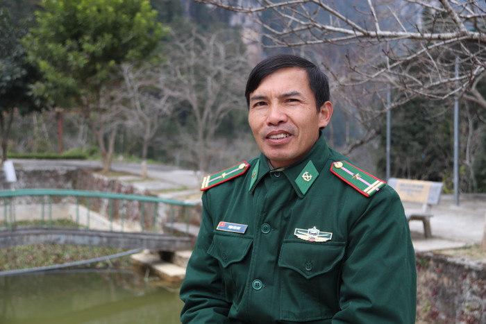 Thiếu tá Phạm Văn Nam - nhân viên đội Kiểm soát hành chính (Đồn Biên phòng Phó Bảng). Ảnh: Thành An.