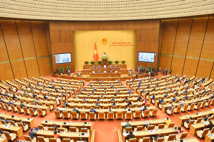 Trước đó, vào đầu năm 2022, trong bối cảnh đất nước gặp những khó khăn, thách thức mới gay gắt hơn do dịch bệnh Covid-19 diễn biến phức tạp, khó lường tại nhiều địa phương trong cả nước, lần đầu tiên trong lịch sử, Quốc hội tổ chức Kỳ họp bất thường lần thứ nhất nhằm kịp thời đưa ra những quyết sách để hỗ trợ triển khai chương trình phục hồi và phát triển kinh tế - xã hội. Ảnh: quochoi.vn.