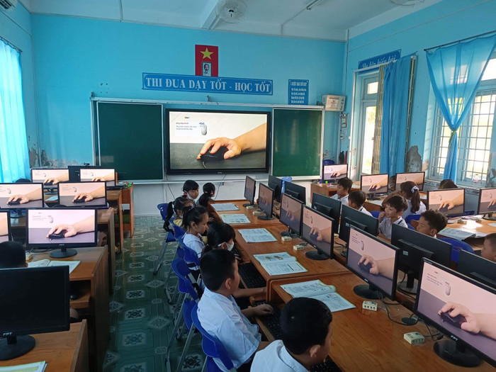 Hướng dẫn học sinh làm quen và sử dụng chuột máy tính. Ảnh: NVCC. Hướng dẫn học sinh làm quen và sử dụng chuột máy tính. Ảnh: NVCC.