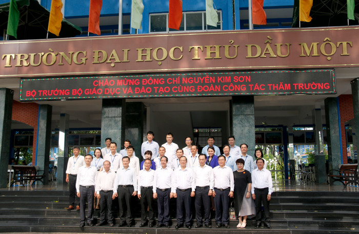 Đoàn công tác Bộ Giáo dục và Đào tạo chụp ảnh lưu niệm cùng Trường Đại học Thủ Dầu Một.