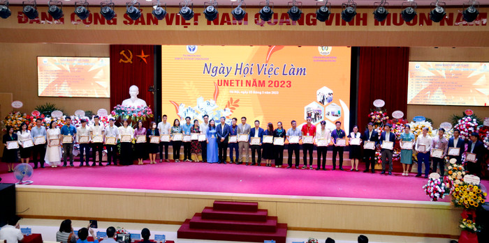 Ban tổ chức trao giấy chứng nhận cho các doanh nghiệp, nhà tuyển dụng, đơn vị tham dự Ngày hội việc làm UNETI 2023.