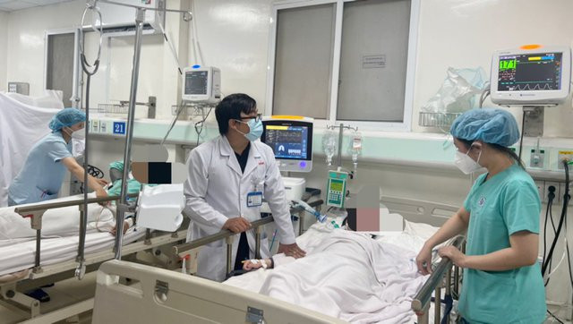 Bác sĩ và điều dưỡng chăm sóc và theo dõi bệnh nhân ngộ độc methanol do uống rượu không rõ nguồn gốc. Ảnh minh họa: suckhoedoisong.vn. Bác sĩ và điều dưỡng chăm sóc và theo dõi bệnh nhân ngộ độc methanol do uống rượu không rõ nguồn gốc. Ảnh minh họa: suckhoedoisong.vn.
