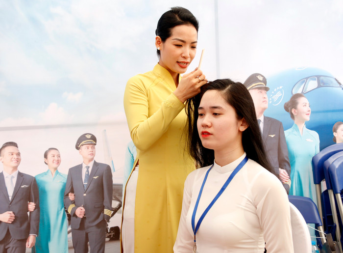 Sinh viên Nguyễn Thị Phương Anh trải nghiệm trang điểm của tiếp viên hàng không Vietnam Airlines.