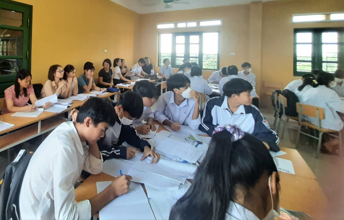 Giáo viên tại Hưng Yên tham dự tiết dạy minh họa trong sinh hoạt chuyên môn liên trường. Ảnh: hungyen.edu.vn. Giáo viên tại Hưng Yên tham dự tiết dạy minh họa trong sinh hoạt chuyên môn liên trường. Ảnh: hungyen.edu.vn.