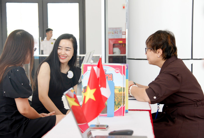 Tư vấn cho phụ huynh sau buổi hội thảo. Tư vấn cho phụ huynh sau buổi hội thảo.