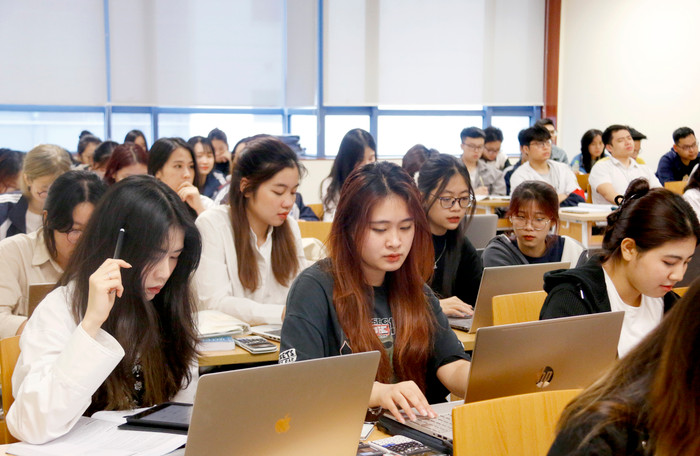 Theo Đại biểu Hoàng Văn Cường, để thực hiện tự chủ đại học hiệu quả, Nhà nước phải có nguồn đầu tư cho các cơ sở tự chủ, tất nhiên không phải bao cấp, mà có thể thông qua cơ chế đặt hàng, đầu tư theo các chương trình mục tiêu của dự án... Ảnh: Thủy Tiên. Theo Đại biểu Hoàng Văn Cường, để thực hiện tự chủ đại học hiệu quả, Nhà nước phải có nguồn đầu tư cho các cơ sở tự chủ, tất nhiên không phải bao cấp, mà có thể thông qua cơ chế đặt hàng, đầu tư theo các chương trình mục tiêu của dự án... Ảnh: Thủy Tiên.