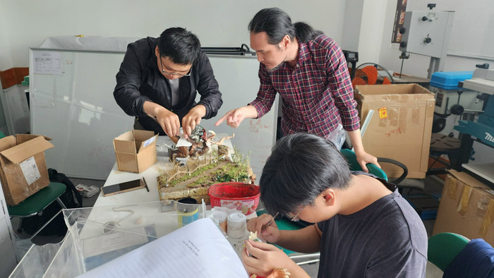 Thầy Phan Vũ Linh - Giám đốc chương trình ngành Nghệ thuật số, Khoa Thiết kế và Nghệ thuật (Trường Đại học Hoa Sen) hướng dẫn sinh viên môn Thực tập nghề nghiệp. Ảnh: NVCC.