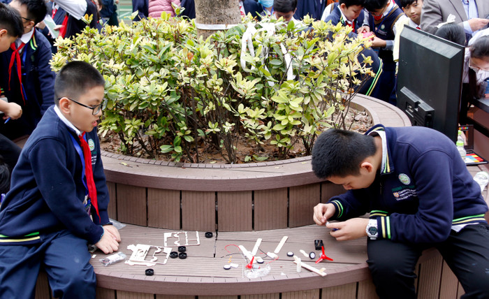 Học sinh Nguyễn Tường Minh (lớp 6A5) - bên phải - cùng bạn thực hiện thử thách lắp ghép mô hình máy bay, nếu hoàn thành trong 10 phút, sẽ được mang về nhà. Học sinh Nguyễn Tường Minh (lớp 6A5) - bên phải - cùng bạn thực hiện thử thách lắp ghép mô hình máy bay, nếu hoàn thành trong 10 phút, sẽ được mang về nhà.