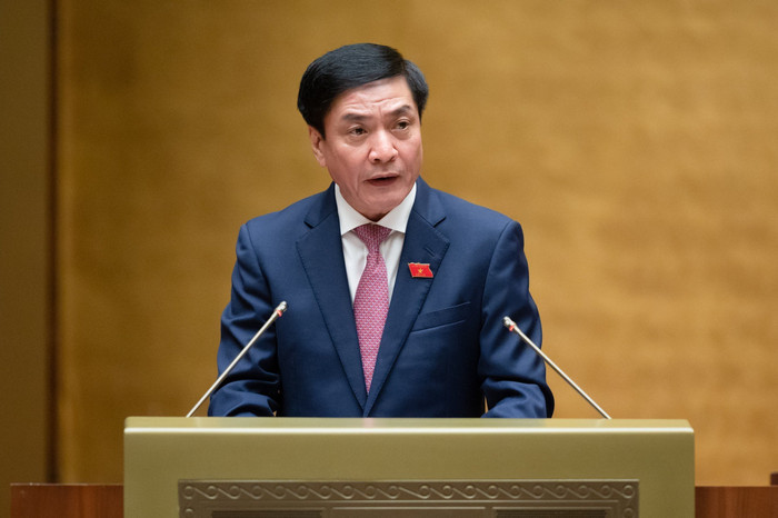 Ủy viên Ủy ban Thường vụ Quốc hội, Tổng Thư ký Quốc hội, Chủ nhiệm Văn phòng Quốc hội Bùi Văn Cường trình bày Báo cáo giải trình, tiếp thu, chỉnh lý dự thảo Nghị quyết kỳ họp thứ 5, Quốc hội khóa XV và dự thảo Nghị quyết. Ảnh: quochoi.vn.