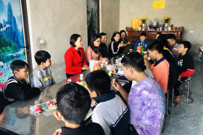 Thầy cô, bạn bè và hội phụ huynh đến thăm cậu học trò Lê Bá Luân. Ảnh: NTCC. Thầy cô, bạn bè và hội phụ huynh đến thăm cậu học trò Lê Bá Luân. Ảnh: NTCC.
