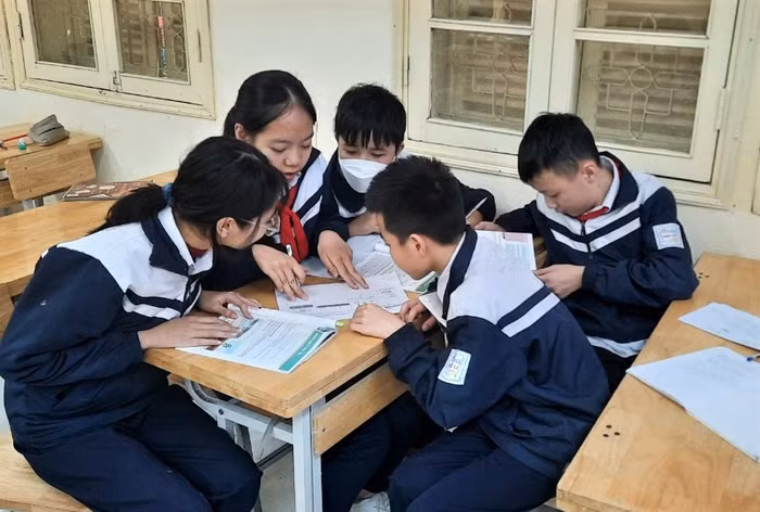 Học sinh Trường Trung học cơ sở Phúc Xá - Ba Đình hăng say trao đổi, làm việc nhóm. Ảnh: NVCC.