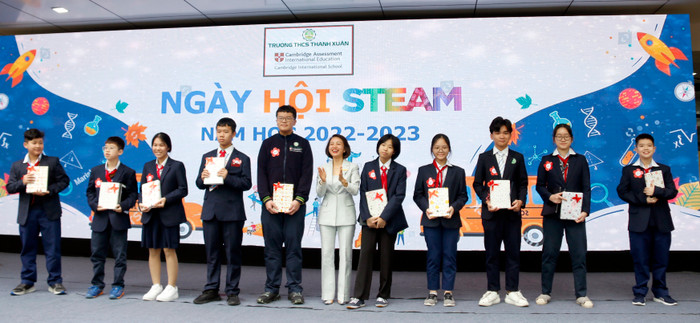Hiệu trưởng Ngô Thị Diệp Lan trao thưởng cho 10 học sinh có điểm số cao nhất tham gia cuộc thi Đấu trường STEAM. Hiệu trưởng Ngô Thị Diệp Lan trao thưởng cho 10 học sinh có điểm số cao nhất tham gia cuộc thi Đấu trường STEAM.