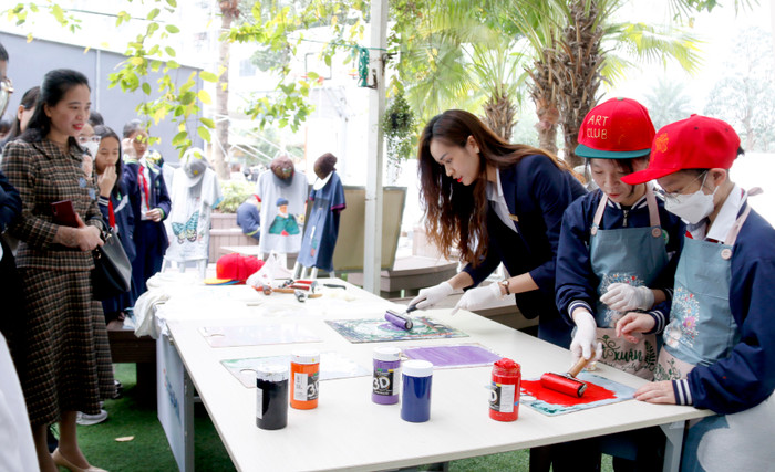 STEAM là một xu hướng dạy học mới kết hợp giữa khoa học, công nghệ, kỹ thuật, nghệ thuật và toán học. STEAM là một xu hướng dạy học mới kết hợp giữa khoa học, công nghệ, kỹ thuật, nghệ thuật và toán học.