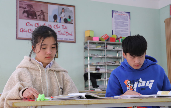 Hai chị em Thò Thị Dí, Thò Mí Và hiện đang học tập tại Trường Phổ thông dân tộc nội trú Trung học cơ sở và Trung học phổ thông huyện Đồng Văn. Ảnh: Mộc Quế Anh.