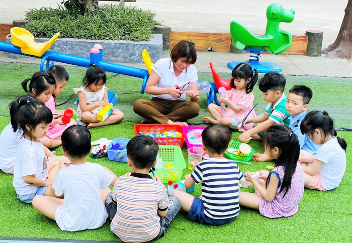 Một giờ học tại Trường Mầm non Xuân Quan (huyện Văn Giang, tỉnh Hưng Yên). Ảnh: pgdvangiang.hungyen.edu.vn. Một giờ học tại Trường Mầm non Xuân Quan (huyện Văn Giang, tỉnh Hưng Yên). Ảnh: pgdvangiang.hungyen.edu.vn.