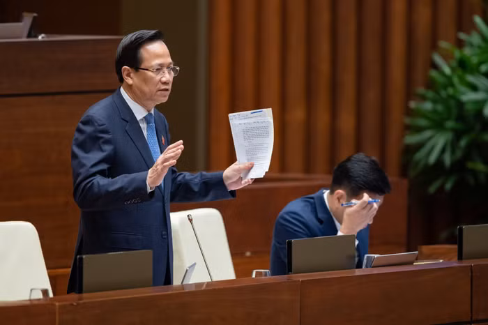Bộ trưởng Bộ Lao động - Thương binh và Xã hội Đào Ngọc Dung trả lời chất vấn. Ảnh: quochoi.vn.
