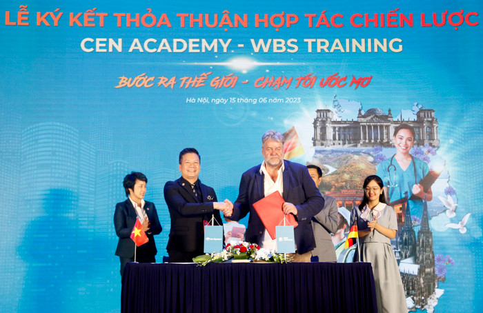 Lễ ký kết thỏa thuận hợp tác chiến lược giữa Cen Academy và WBS Training. Lễ ký kết thỏa thuận hợp tác chiến lược giữa Cen Academy và WBS Training.