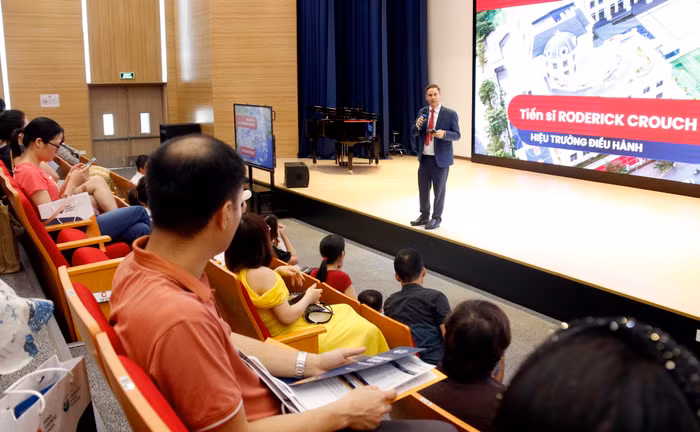 Giáo sư Roderick Crouch - Hiệu trưởng điều hành trao đổi, chia sẻ với phụ huynh.
