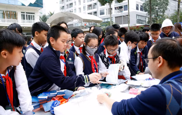 Học sinh tham gia thử thách, trải nghiệm tại các gian hàng.