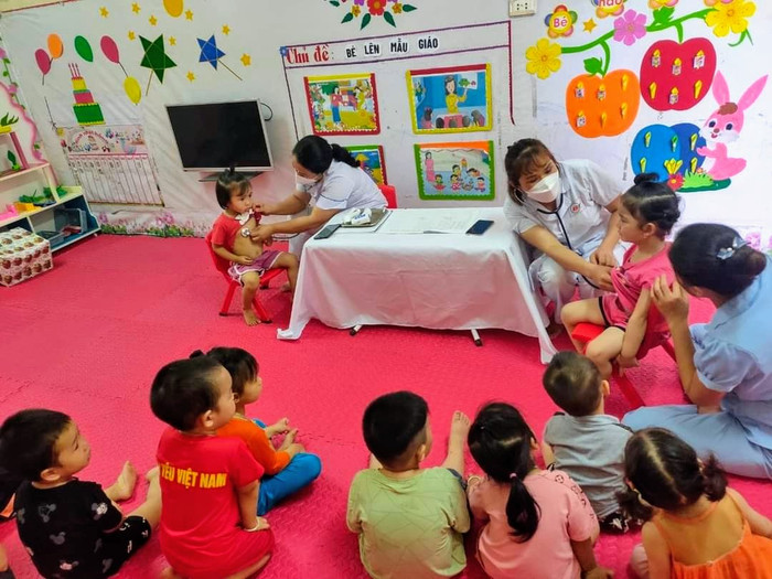 Ảnh minh họa: Nhân viên y tế chăm sóc sức khỏe cho học sinh Trường Mầm non Tân Tú (huyện Bạch Thông, Bắc Kạn). Ảnh: backan.gov.vn. Ảnh minh họa: Nhân viên y tế chăm sóc sức khỏe cho học sinh Trường Mầm non Tân Tú (huyện Bạch Thông, Bắc Kạn). Ảnh: backan.gov.vn.