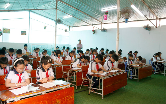Học sinh Trường Tiểu học Thuận Giao chỉ học được buổi sáng trong phòng học tăng cường (tận dụng phòng thư viện). Ảnh: Mộc Trà. Học sinh Trường Tiểu học Thuận Giao chỉ học được buổi sáng trong phòng học tăng cường (tận dụng phòng thư viện). Ảnh: Mộc Trà.