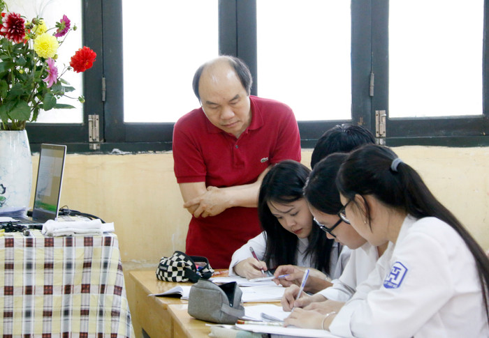 Giáo sư, Tiến sĩ khoa học Đỗ Đức Thái - Chủ biên chương trình môn Toán trong Chương trình giáo dục phổ thông tham gia dự giờ. Giáo sư, Tiến sĩ khoa học Đỗ Đức Thái - Chủ biên chương trình môn Toán trong Chương trình giáo dục phổ thông tham gia dự giờ.