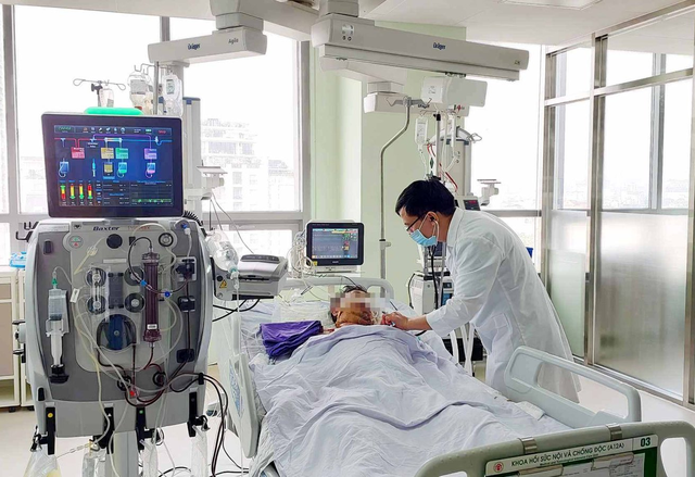 Bác sĩ chăm sóc tích cực cho bệnh nhân. Ảnh minh họa: suckhoedoisong.vn. Bác sĩ chăm sóc tích cực cho bệnh nhân. Ảnh minh họa: suckhoedoisong.vn.