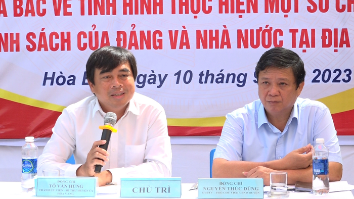 Bí thư Huyện ủy và Phó Chủ tịch Thường trực Ủy ban nhân dân huyện Hòa Vang trong buổi đối thoại với nhân dân thôn Nam Yên, xã Hòa Bắc ngày 10/9. Ảnh: huyenuyhoavang.vn. Bí thư Huyện ủy và Phó Chủ tịch Thường trực Ủy ban nhân dân huyện Hòa Vang trong buổi đối thoại với nhân dân thôn Nam Yên, xã Hòa Bắc ngày 10/9. Ảnh: huyenuyhoavang.vn.