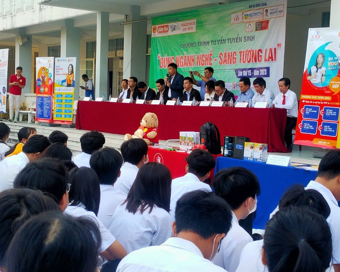 Các trường cao đẳng thường xuyên giới thiệu chương trình cho học sinh phổ thông tại các trường phổ thông. Ảnh: NVCC. Các trường cao đẳng thường xuyên giới thiệu chương trình cho học sinh phổ thông tại các trường phổ thông. Ảnh: NVCC.