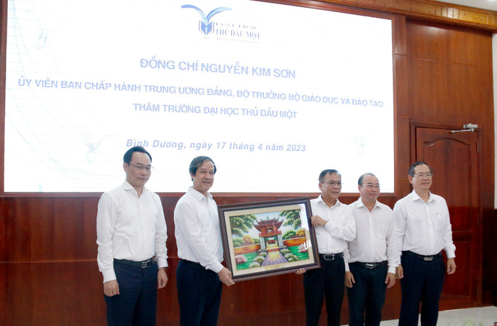 Bộ trưởng Nguyễn Kim Sơn và Thứ trưởng Hoàng Minh Sơn trao tặng món quà kỷ niệm cho Trường Đại học Thủ Dầu Một.